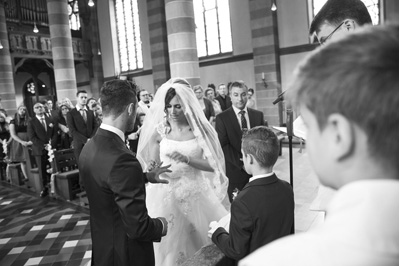 Hochzeitfoto in der St. Lambertus-Kirche in Mettmann und in der Villa Media in Wuppertal