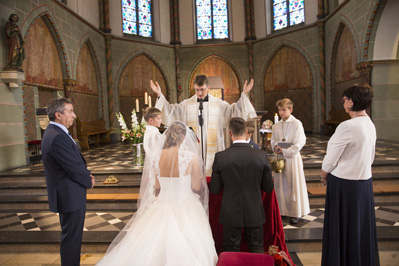 Hochzeitfoto in der St. Lambertus-Kirche in Mettmann und in der Villa Media in Wuppertal