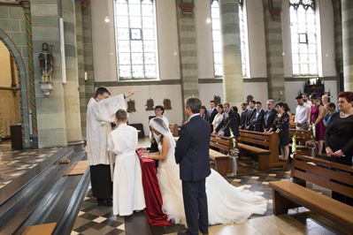 Hochzeitfoto in der St. Lambertus-Kirche in Mettmann und in der Villa Media in Wuppertal