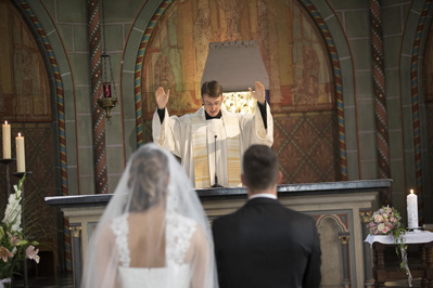 Hochzeitfoto in der St. Lambertus-Kirche in Mettmann und in der Villa Media in Wuppertal