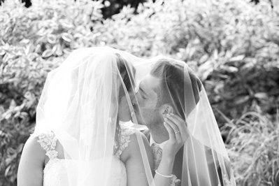 Hochzeitfoto in der St. Lambertus-Kirche in Mettmann und in der Villa Media in Wuppertal