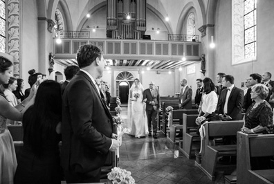 Hochzeitfoto in der Kirche von Haan-Gruiten und im Schloß Grünewald in Solingen